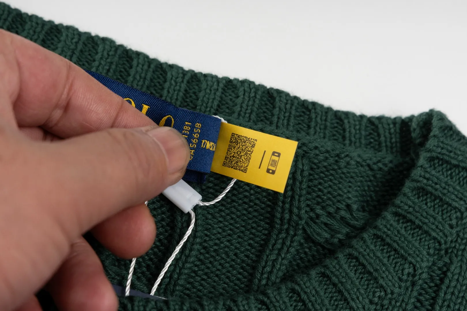 P220 #R91 RALPH LAUREN Ralph Lauren fourteen colors classic small label embroidery round neck pullover cable cardigan sweater men's top, high-density LOGO embroidery on the chest, original customization of tag accessories. Made of pure cotton yarn, pure cotton is skin-friendly and comfortable, small label war horse embroidered twist button round neck sweater 🐎 high quality, follow the blogger to learn how to wear it! Let’s buy a Ralph Lauren cable sweater. It’s a super hard-to-find series after it became popular. It’s hard to find one on the official website. It’s simple and practical to wear, with a lazy and loose feel. The thickened fabric has more texture, feels soft and delicate, and has a loose fit. Whether worn alone or layered, you can wear different styles of fashion with just one piece!   Size：XS S M L Sleeve length: 59/60/61/62/63